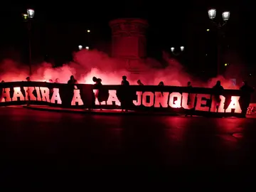 PSG - Barcelona: La despreciable pancarta insultando a Shakira de los ultras del PSG | Champions League PSG - Barcelona: La despreciable pancarta insultando a Shakira de los ultras del PSG | Champions League