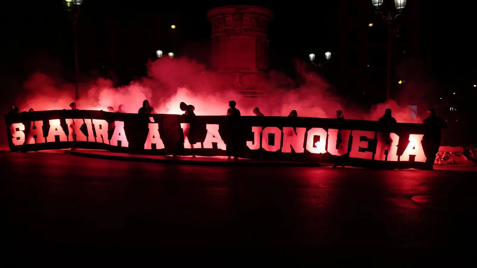 PSG - Barcelona: La despreciable pancarta insultando a Shakira de los ultras del PSG | Champions League