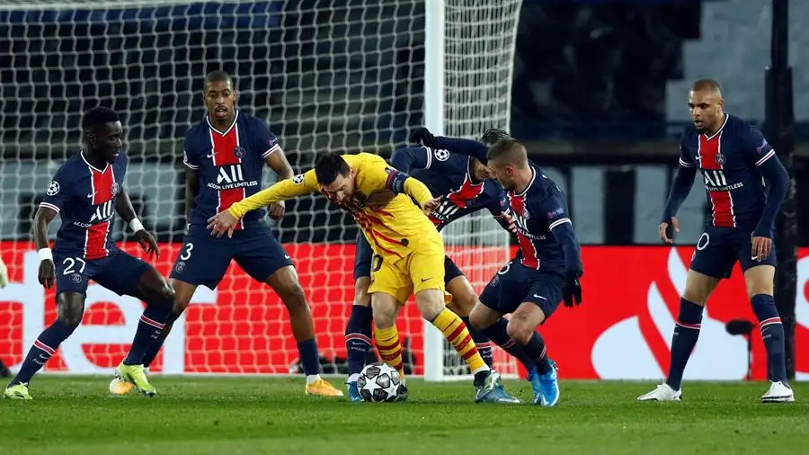 Messi disputa un bal&oacute;n con varios defensores del PSG
