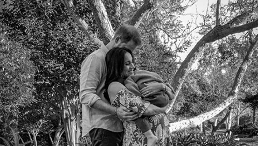 Meghan Markle, embarazada y con Archie en brazos en la foto viral de familia tras la polémica entrevista con Oprah