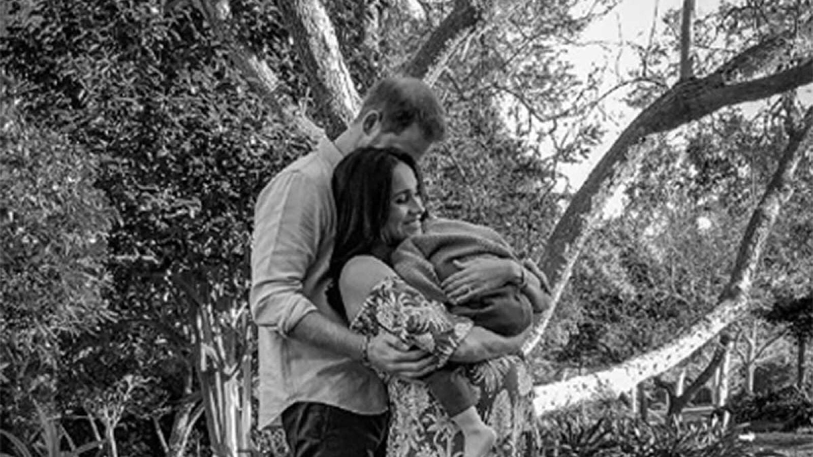 Meghan Markle, embarazada y con Archie en brazos en la foto viral de familia tras la polémica entrevista con Oprah
