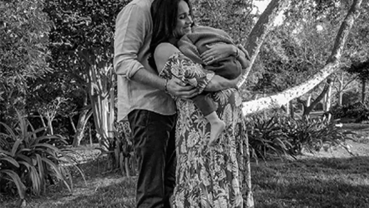 Meghan Markle, embarazada y con Archie en brazos en la foto viral de familia tras la polémica entrevista con Oprah Meghan Markle, embarazada y con Archie en brazos en la foto viral de familia tras la polémica entrevista con Oprah