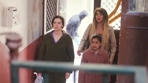 Bahar se derrumba al regresar a su casa por primera vez tras la muerte de Yeliz Bahar se derrumba al regresar a su casa por primera vez tras la muerte de Yeliz