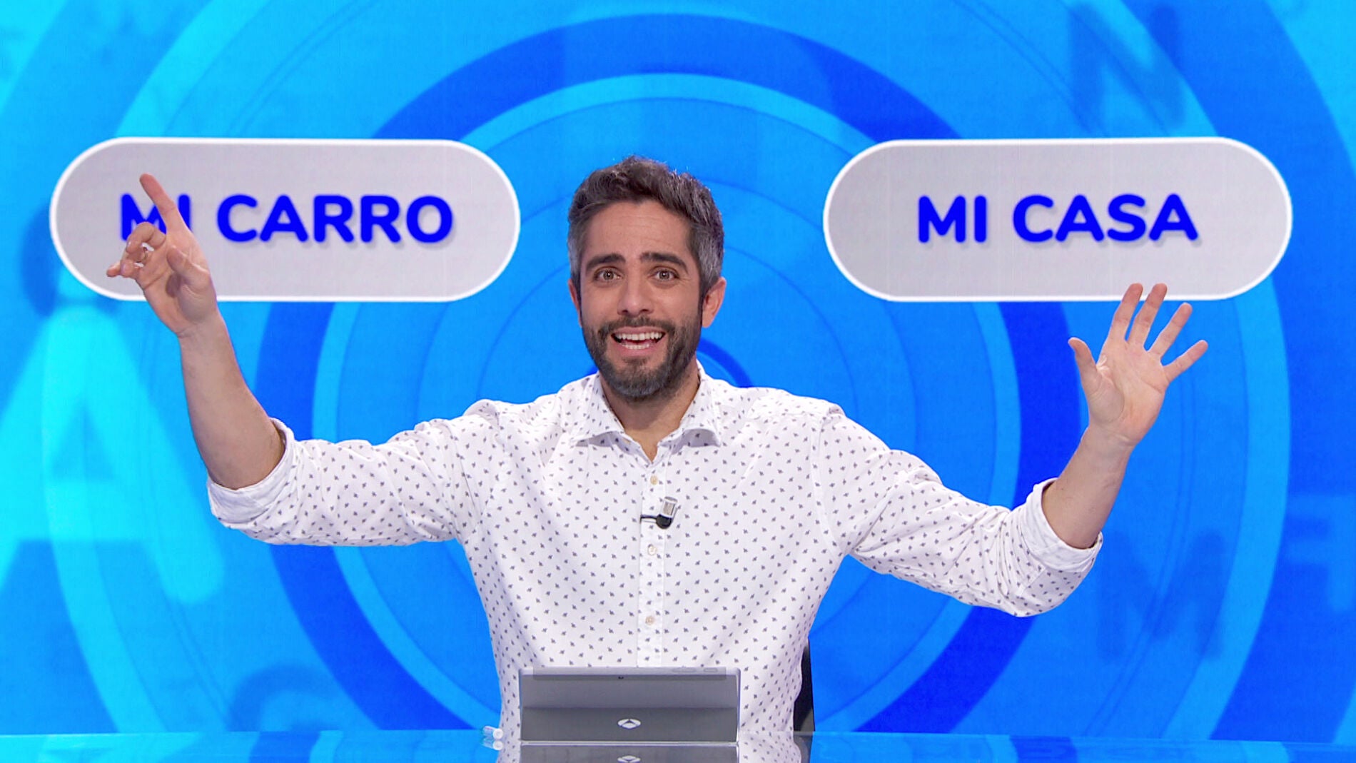 Roberto Leal y Pablo intentan imitar a E.T., el extraterrestre, durante la prueba &lsquo;&iquest;D&oacute;nde est&aacute;n?&rsquo;