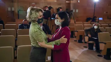 La presidenta de la Comunidad de Madrid, Isabel Díaz Ayuso (d), saluda a la expresidenta regional Esperanza Aguirre (i) La presidenta de la Comunidad de Madrid, Isabel Díaz Ayuso (d), saluda a la expresidenta regional Esperanza Aguirre (i)