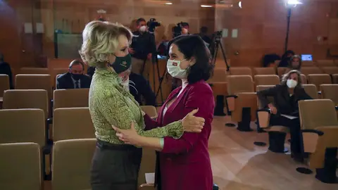 La presidenta de la Comunidad de Madrid, Isabel Díaz Ayuso (d), saluda a la expresidenta regional Esperanza Aguirre (i) La presidenta de la Comunidad de Madrid, Isabel Díaz Ayuso (d), saluda a la expresidenta regional Esperanza Aguirre (i)
