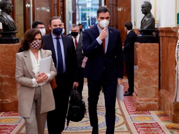 Pedro Sánchez, junto a Carmen Calvo y José Luis Ábalos en el Congreso.