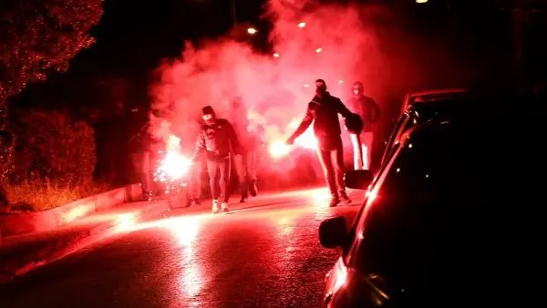 Imagen de las calles de Atenas convertidas en un campo de batalla tras una manifestación contra la violencia policial Imagen de las calles de Atenas convertidas en un campo de batalla tras una manifestación contra la violencia policial