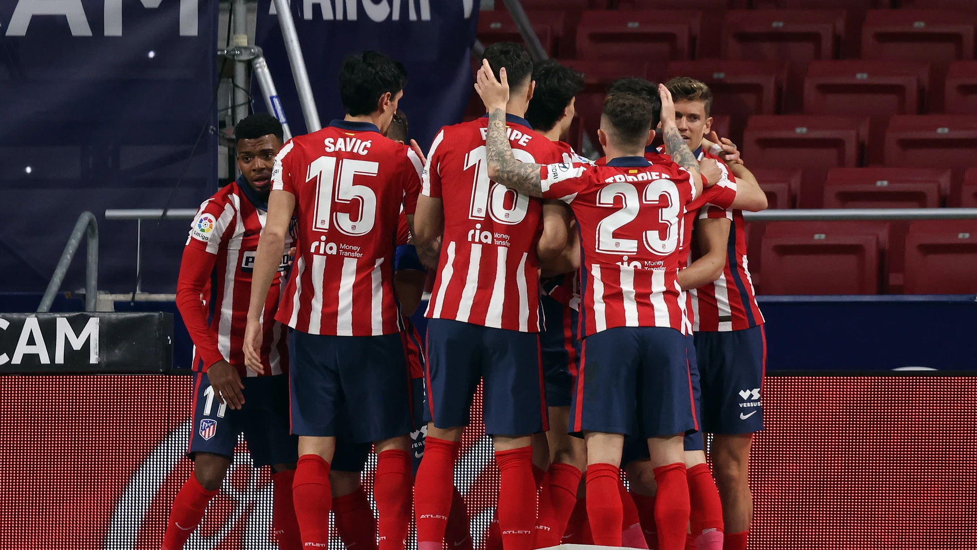 Los jugadores del Atlético celebran el gol de Luis Suárez Los jugadores del Atlético celebran el gol de Luis Suárez