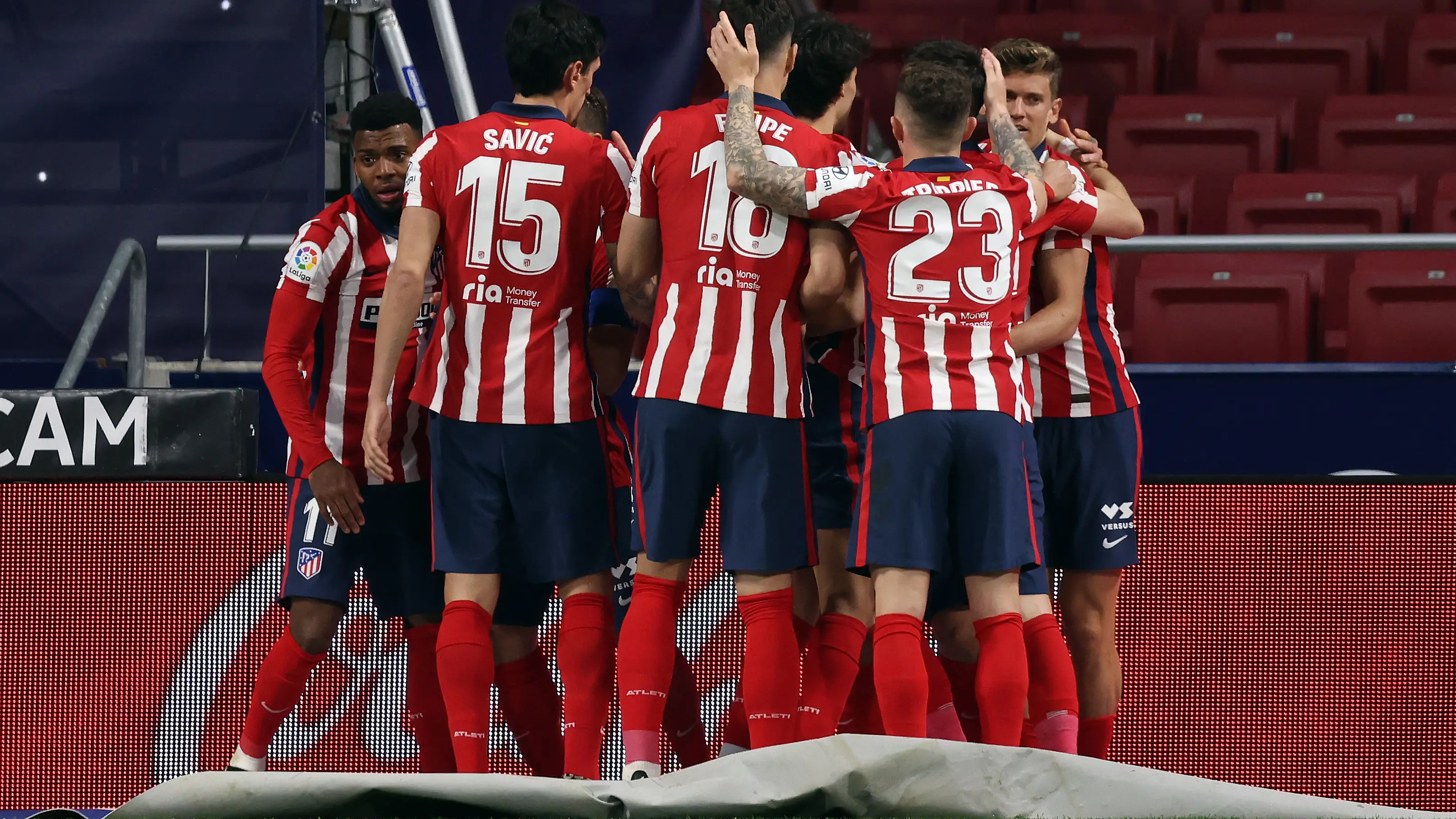 Los jugadores del Atlético celebran el gol de Luis Suárez Los jugadores del Atlético celebran el gol de Luis Suárez