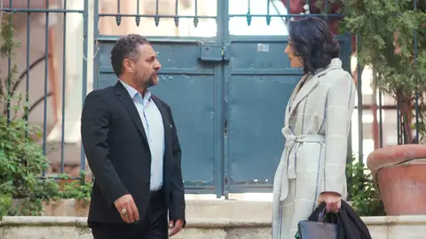 Azmi decide ayudar a Kismet con un secreto… ¿para sacar a Arif de la cárcel? Azmi decide ayudar a Kismet con un secreto… ¿para sacar a Arif de la cárcel?