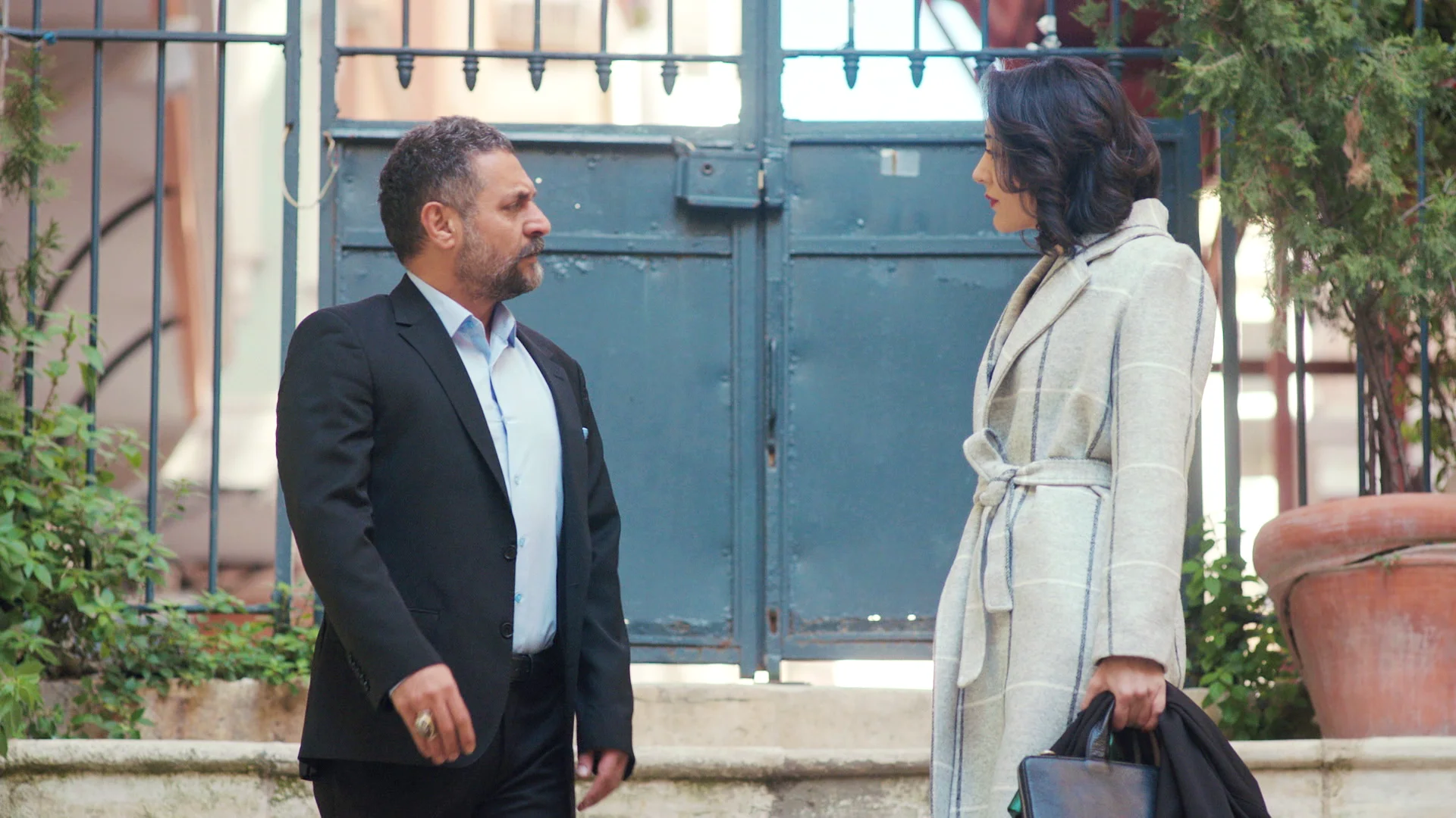 Azmi decide ayudar a Kismet con un secreto… ¿para sacar a Arif de la cárcel? Azmi decide ayudar a Kismet con un secreto… ¿para sacar a Arif de la cárcel?