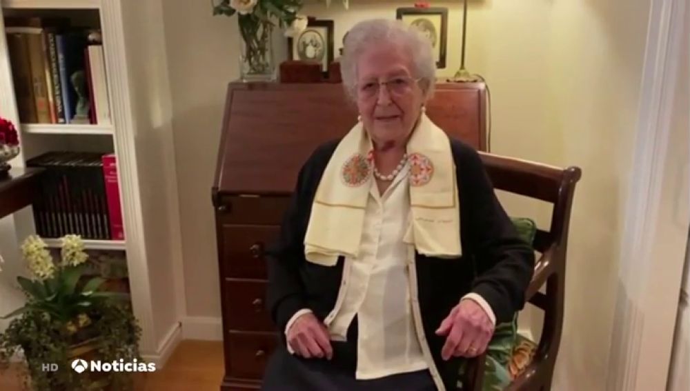 El emotivo mensaje de una mujer de 107 años al recibir la segunda dosis de la vacuna