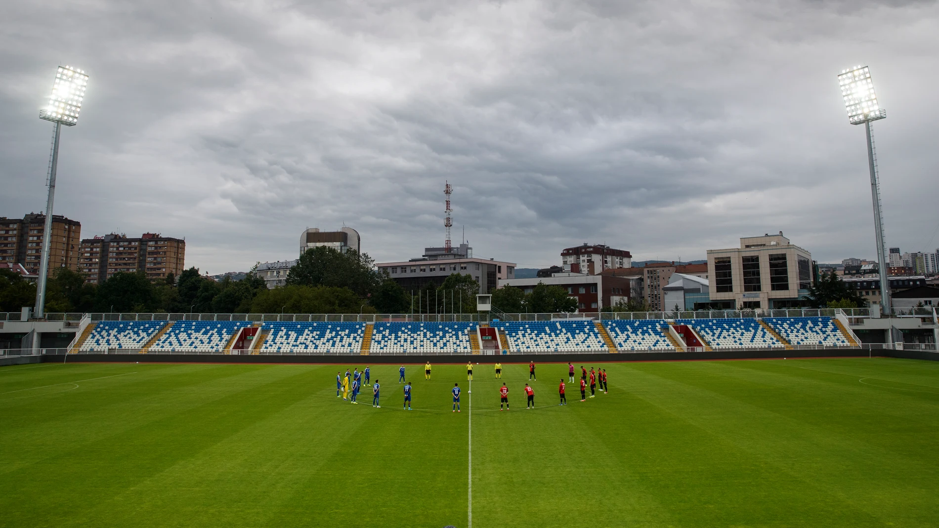 Kosovo asegura que sí jugará ante España al poder usar sus símbolos nacionales Kosovo asegura que sí jugará ante España al poder usar sus símbolos nacionales