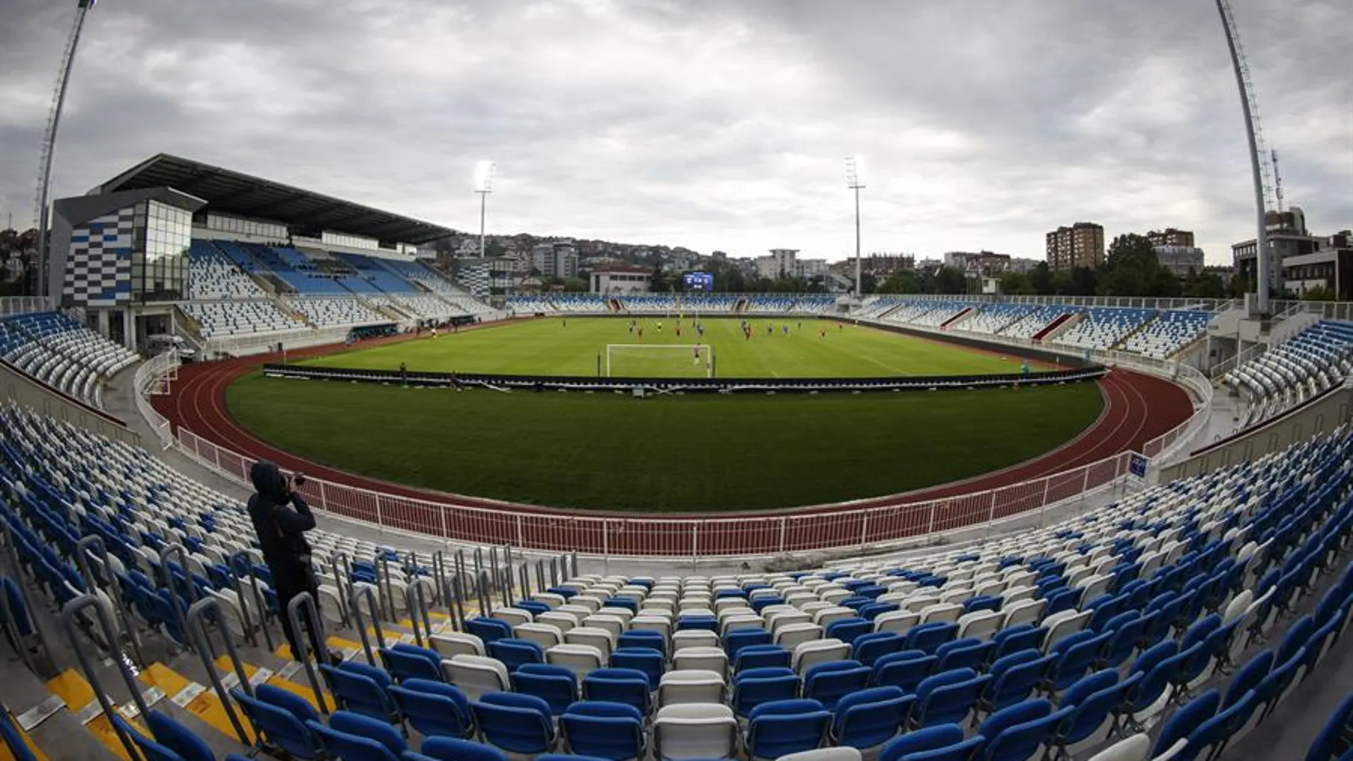 Kosovo amenaza con no jugar en España y sólo lo hará con su himno y bandera en el partido para el Mundial 2022 Kosovo amenaza con no jugar en España y sólo lo hará con su himno y bandera en el partido para el Mundial 2022