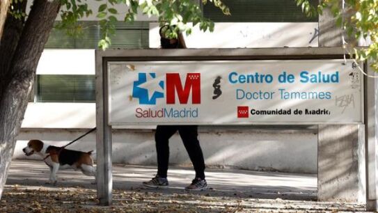 Imagen de archivo de la entrada a un centro de salud madrile&ntilde;o