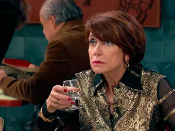 Cristina sorprende a su madre divirtiéndose, ¡a chupitos de orujo! Cristina sorprende a su madre divirtiéndose, ¡a chupitos de orujo!