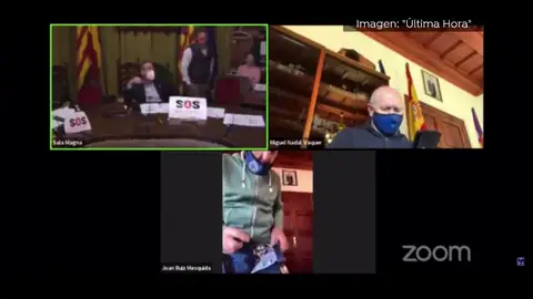Un concejal de Mallorca enseña los calzoncillos durante el receso de una reunión por Zoom sin saber que la cámara seguía encendida Un concejal de Mallorca enseña los calzoncillos durante el receso de una reunión por Zoom sin saber que la cámara seguía encendida