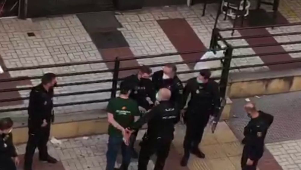 Un hombre recorre en Málaga varios bares armado con una pistola y amenazando de muerte "a todo el mundo"