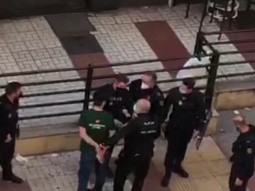 Un hombre recorre en Málaga varios bares armado con una pistola y amenazando de muerte "a todo el mundo"