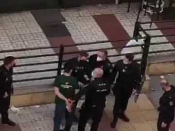 Un hombre recorre en Málaga varios bares armado con una pistola y amenazando de muerte "a todo el mundo" Un hombre recorre en Málaga varios bares armado con una pistola y amenazando de muerte "a todo el mundo"