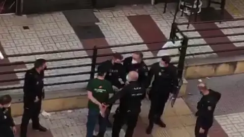 Un hombre recorre en Málaga varios bares armado con una pistola y amenazando de muerte "a todo el mundo" Un hombre recorre en Málaga varios bares armado con una pistola y amenazando de muerte "a todo el mundo"
