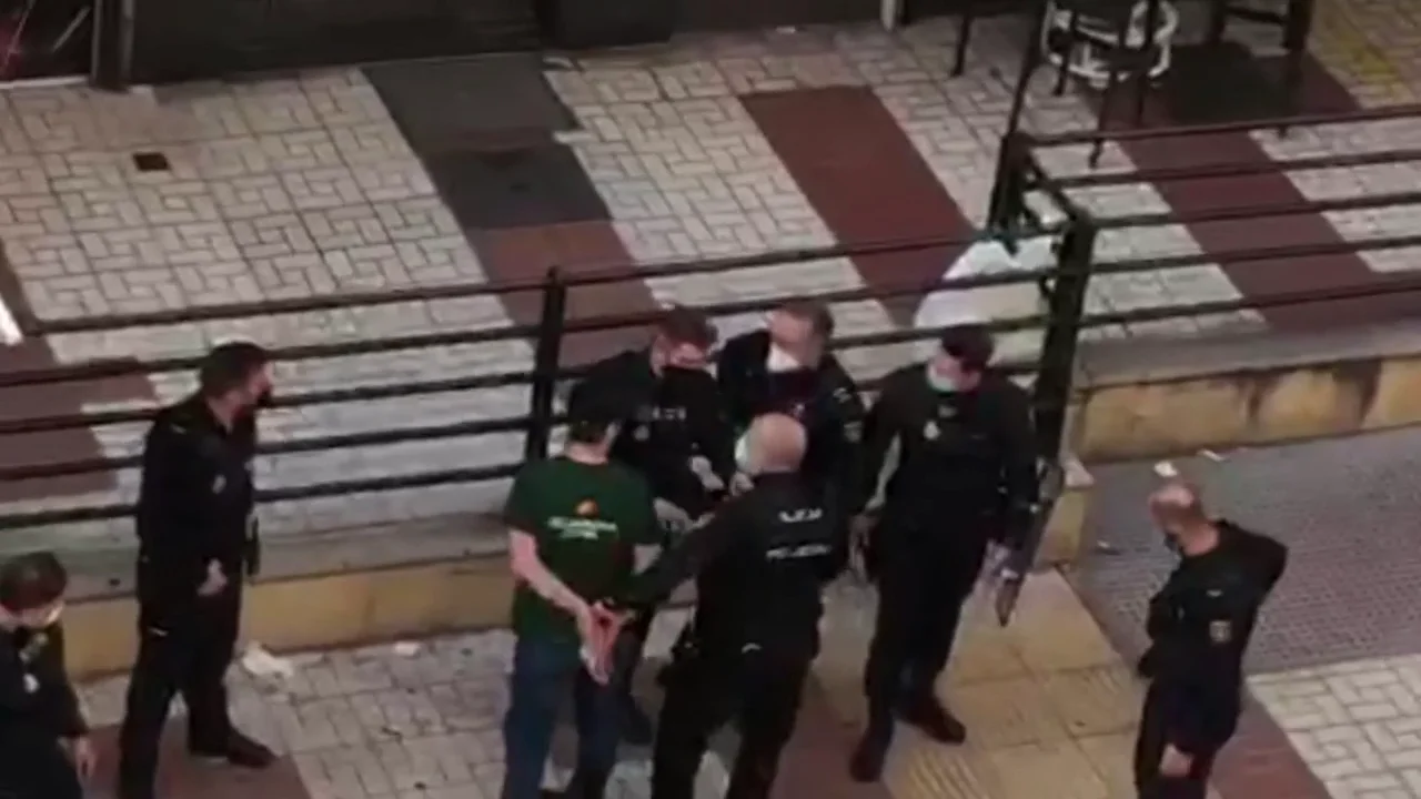 Un hombre recorre en Málaga varios bares armado con una pistola y amenazando de muerte "a todo el mundo" Un hombre recorre en Málaga varios bares armado con una pistola y amenazando de muerte "a todo el mundo"