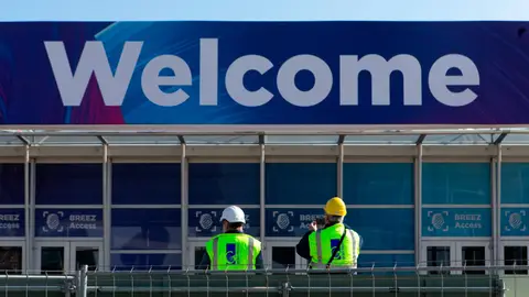 Trabajadores en la entrada del Mobile World Congress MWC
