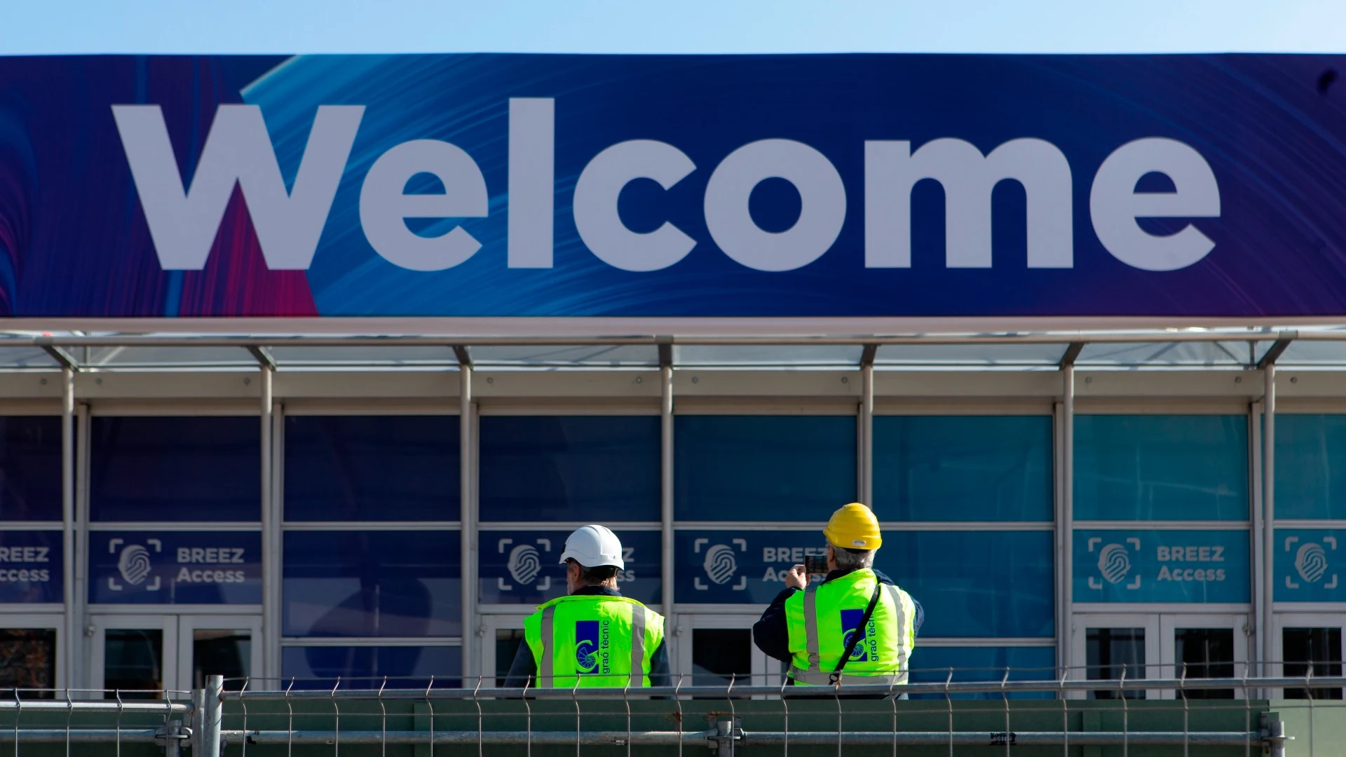 Trabajadores en la entrada del Mobile World Congress MWC