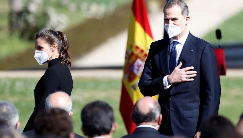 El rey Felipe VI y la reina Letizia a su llegada a los jardines del Palacio Real de Madrid