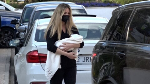 Edurne con su hija Yanay en brazos