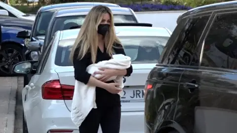 Edurne con su hija Yanay en brazos Edurne con su hija Yanay en brazos