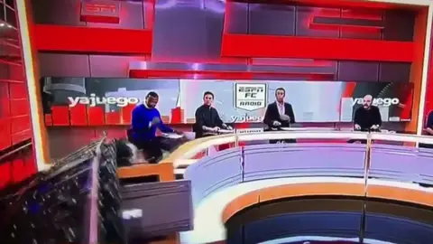 Un panel de decorado cae encima de un tertuliano en Colombia en pleno directo Un panel de decorado cae encima de un tertuliano en Colombia en pleno directo