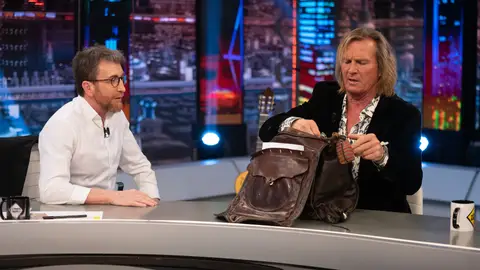 Pablo Motos descubre qué tiene Pocholo Martínez-Bordiú dentro de su mochila Pablo Motos descubre qué tiene Pocholo Martínez-Bordiú dentro de su mochila