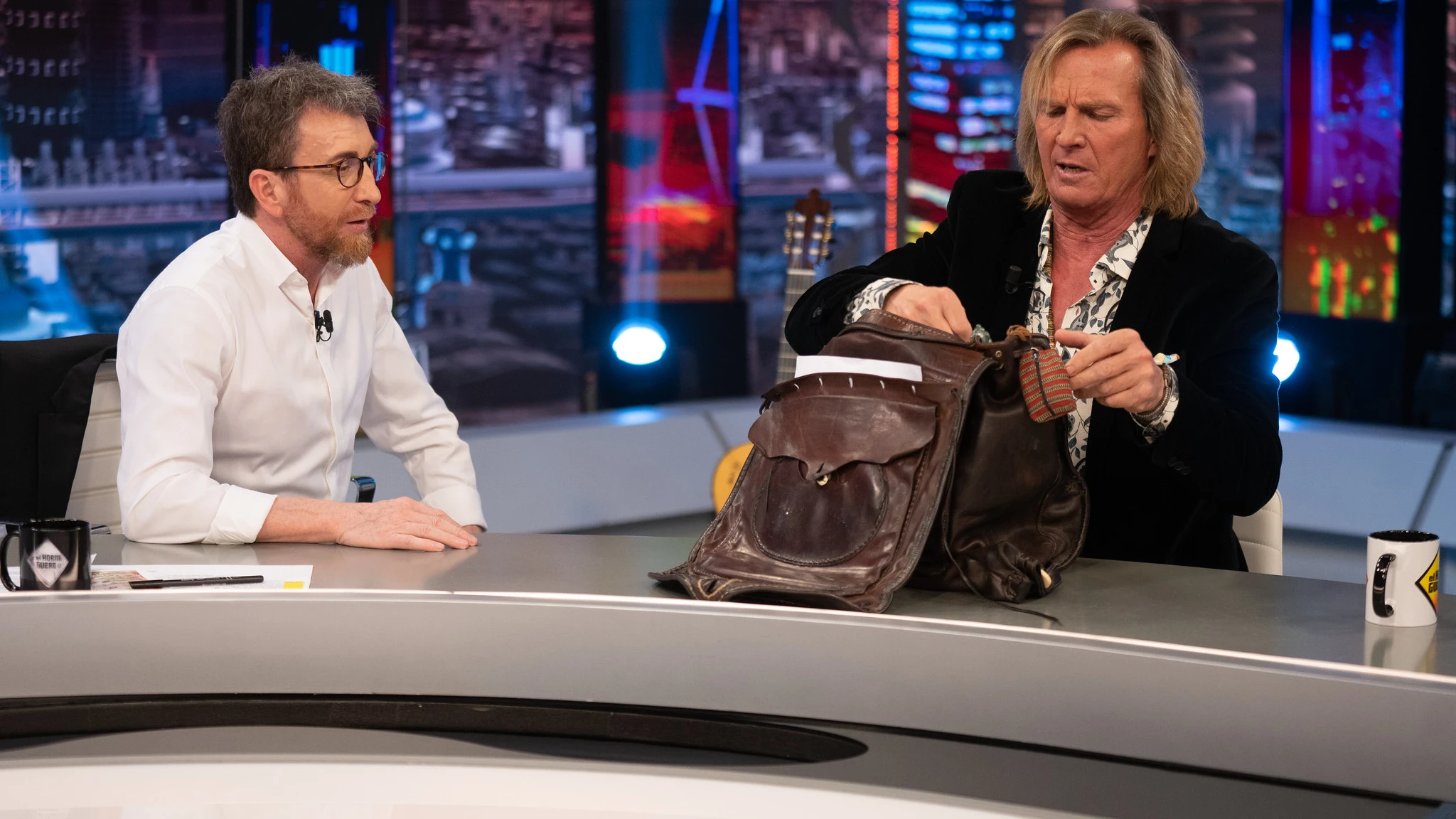 Pablo Motos descubre qué tiene Pocholo Martínez-Bordiú dentro de su mochila Pablo Motos descubre qué tiene Pocholo Martínez-Bordiú dentro de su mochila