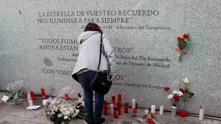 Los reyes presiden en la Puerta del Sol el homenaje a víctimas de los atentados del 11-M, streaming en directo Los reyes presiden en la Puerta del Sol el homenaje a víctimas de los atentados del 11-M, streaming en directo