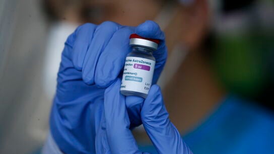 &iquest;Cu&aacute;ndo lleg&oacute; y a d&oacute;nde el lote de la vacuna de Astrazeneca investigado por la EMA tras los episodios tromb&oacute;ticos?