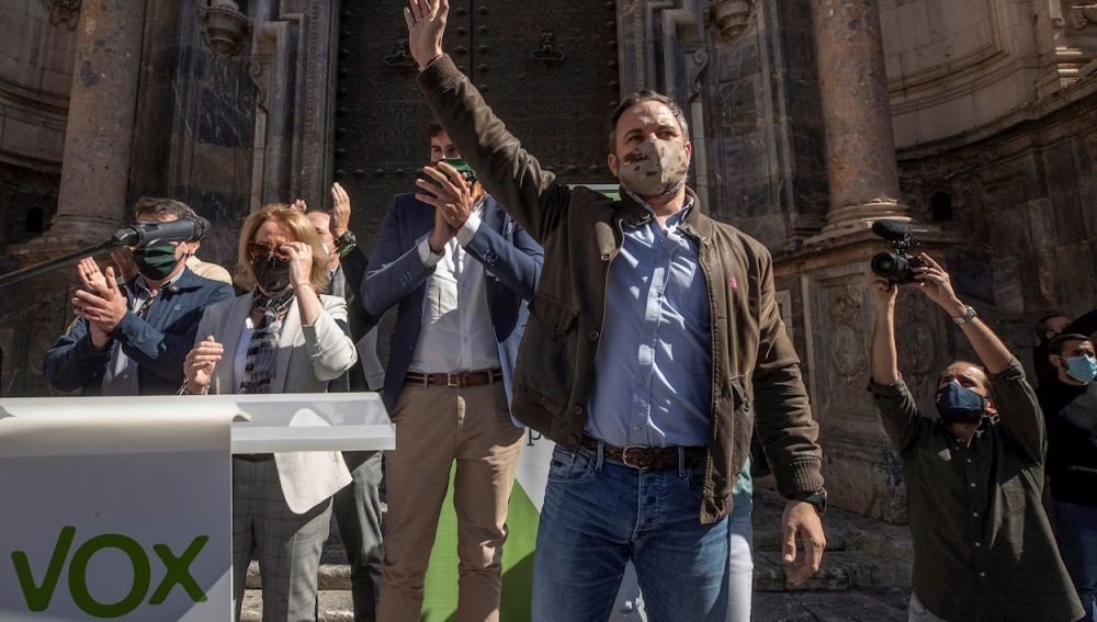 El líder de Vox, Santiago Abascal (c), comparece ante la prensa este jueves en Murcia