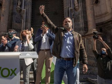 El líder de Vox, Santiago Abascal (c), comparece ante la prensa este jueves en Murcia
