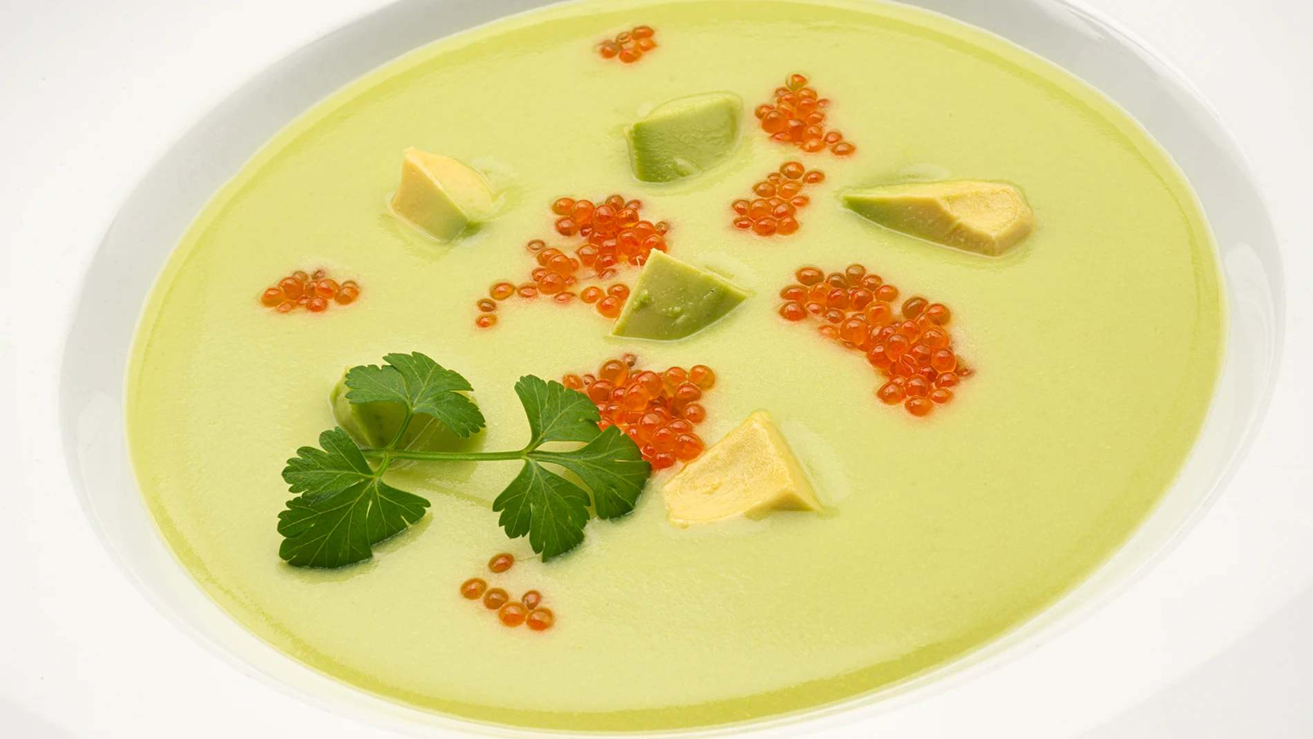 La receta de "ingredientes sencillos" de Karlos Arguiñano: sopa de aguacate
