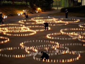 Imagen de un acto homenaje por el aniversario del accidente nuclear de Fukushima