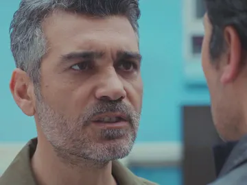 Sarp se encara con Arif: "Márchate de aquí o te mato" Sarp se encara con Arif: "Márchate de aquí o te mato"