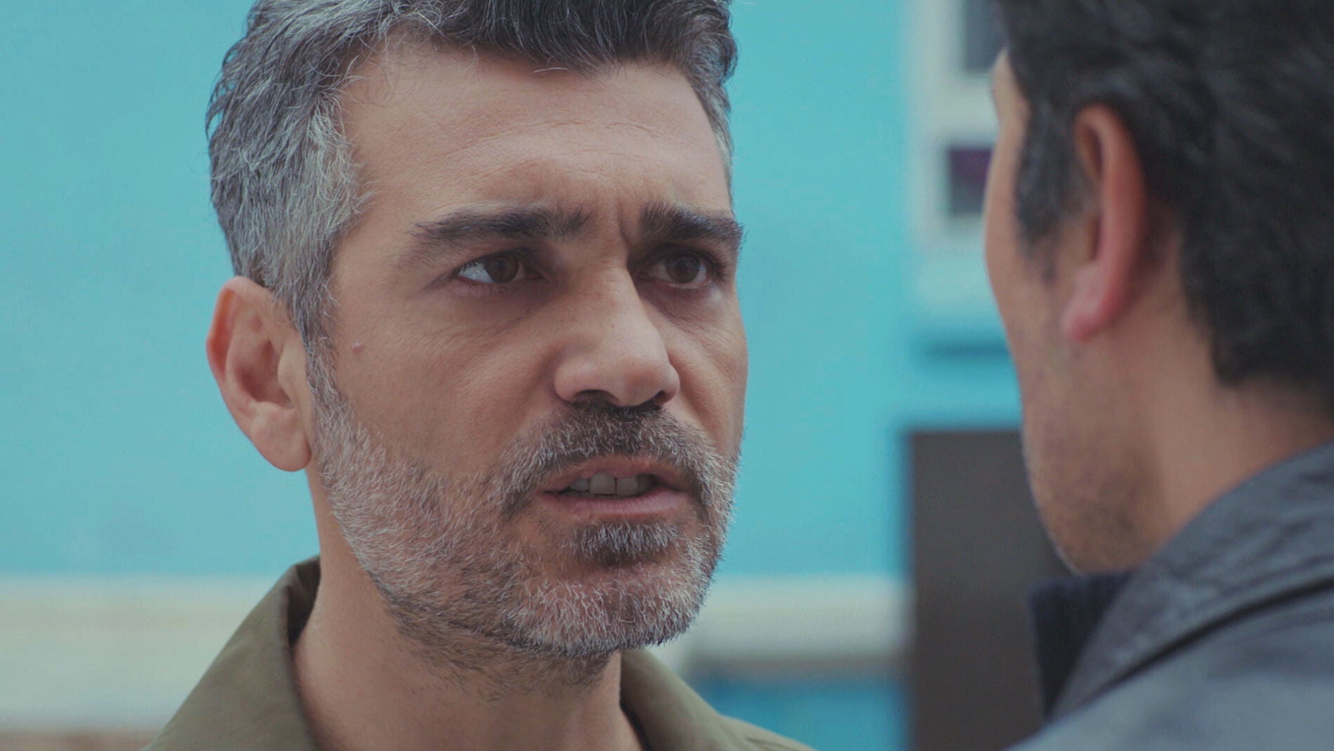 Sarp se encara con Arif: "M&aacute;rchate de aqu&iacute; o te mato"