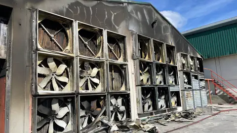 Dos heridas leves en el incendio de una nave dedicada al empaquetamiento de huevos en Madrid Dos heridas leves en el incendio de una nave dedicada al empaquetamiento de huevos en Madrid