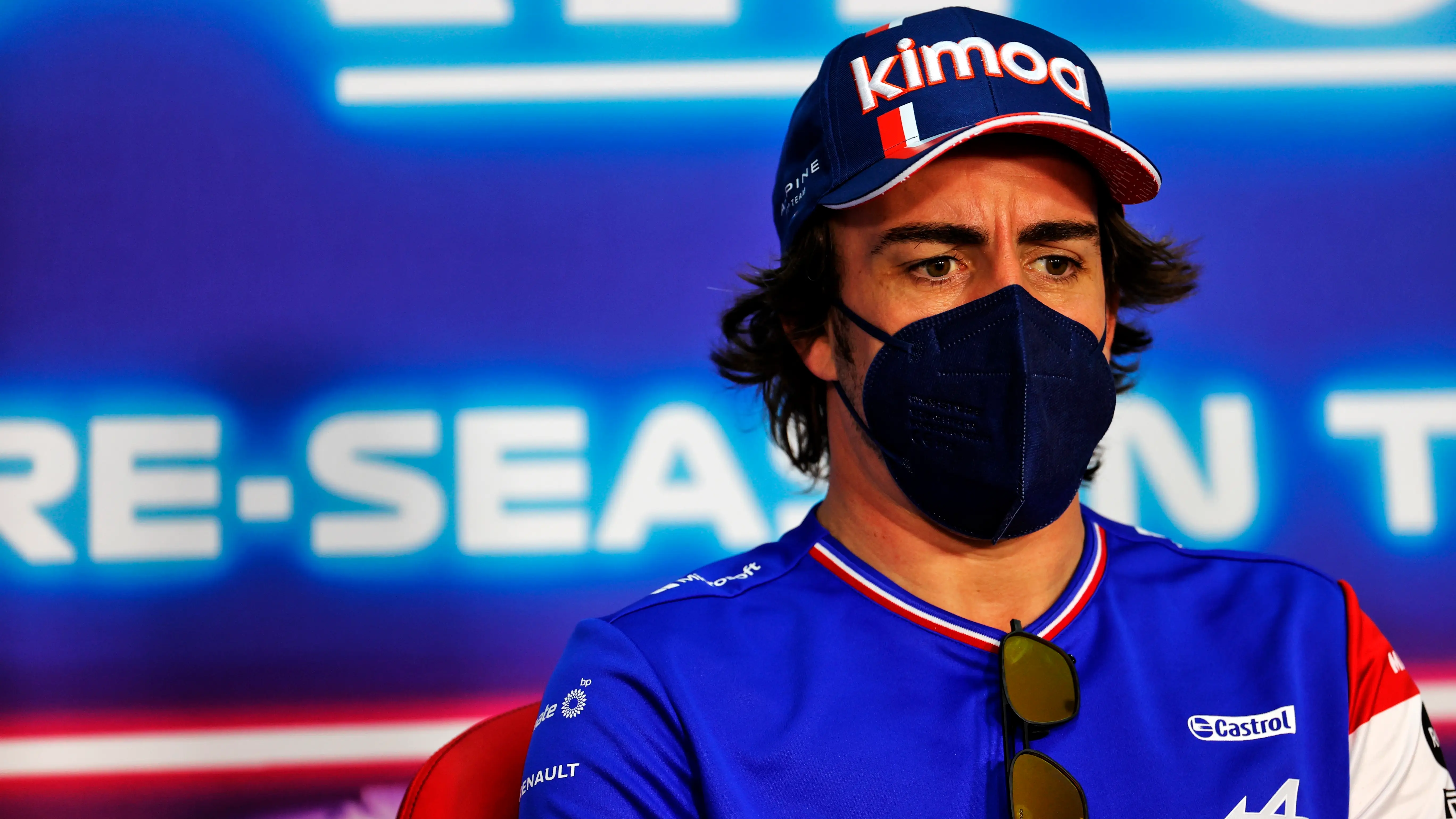 Fernando Alonso atiende a los medios en la rueda de prensa de la FIA