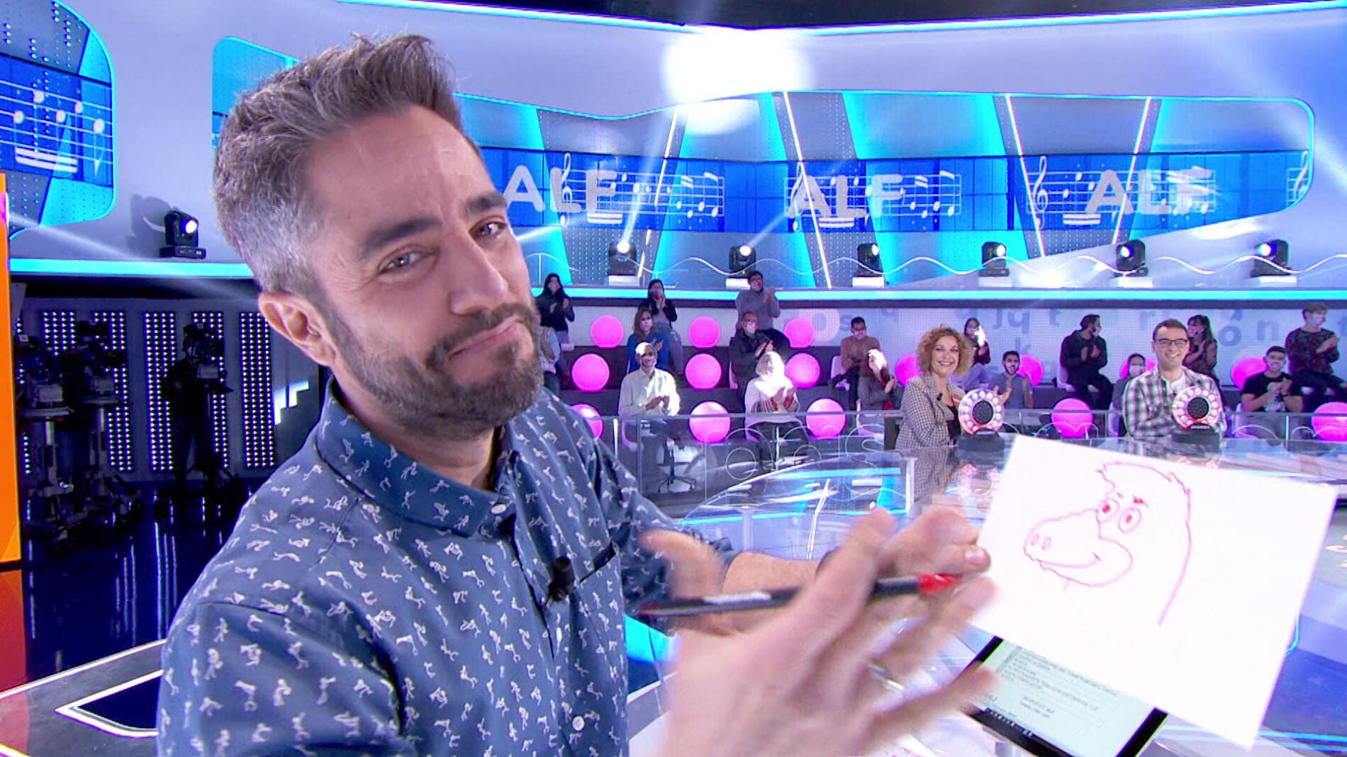 &ldquo;&iexcl;Pel&iacute;cula la que me he montado yo!&rdquo;, Roberto Leal se l&iacute;a al presentar el tema de &lsquo;La Pista&rsquo;