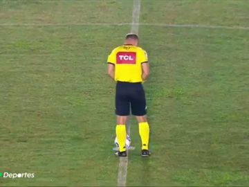 Pillan a un árbitro orinando en medio del campo antes de un partido de la copa brasileña