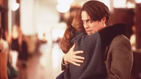 Hugh Grant y Julianne Moore en 'Nueve meses' Película de 1995