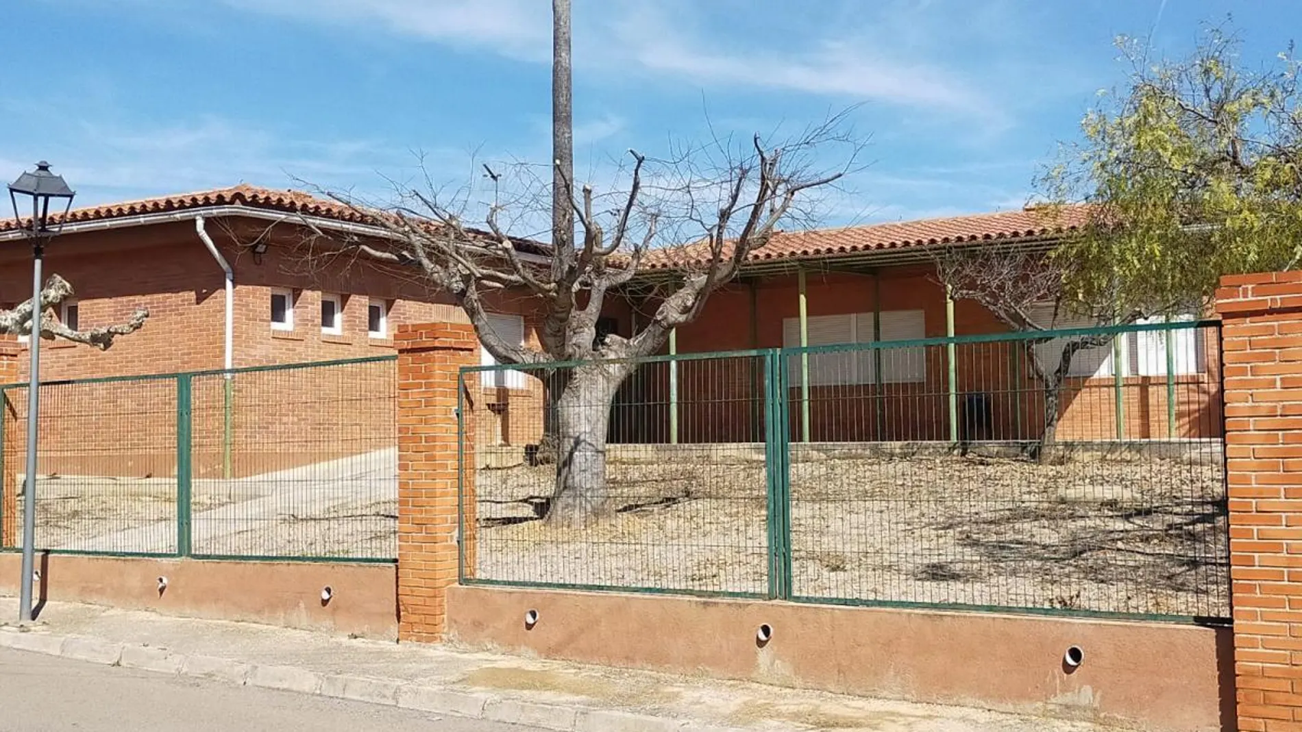 Fachada del colegio público de la Torre d’en Doménec. Fachada del colegio público de la Torre d’en Doménec.