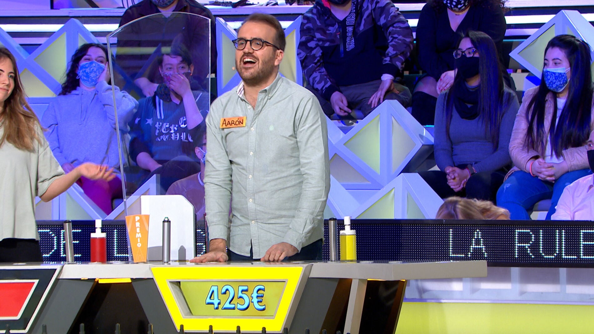 Un panel maldito traiciona a Cris y Aar&oacute;n tras numerosas obras de caridad